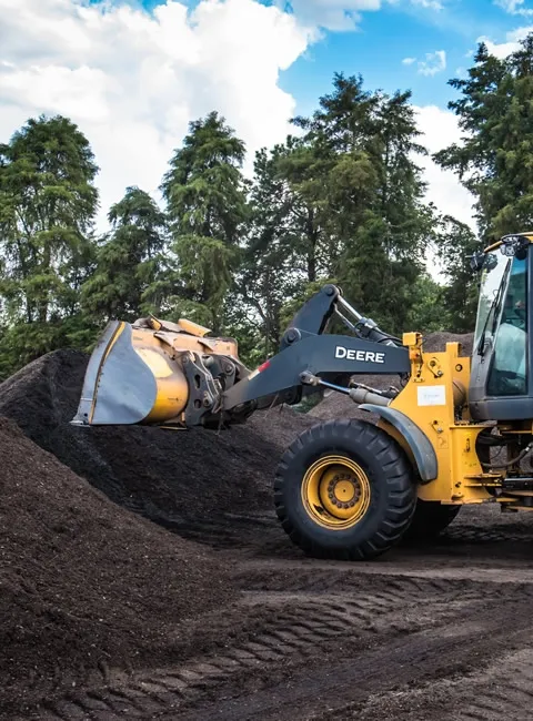 Pá-carregadeira movimentando composto orgânico na unidade de produção da Terra Nutri